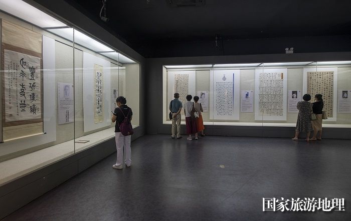 6、2023年8月13日，市民群众在广西梧州市博物馆国展书法家精品展上观展。（何华文）