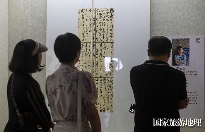 9、2023年8月13日，市民群众在广西梧州市博物馆国展书法家精品展上观展。（何华文）