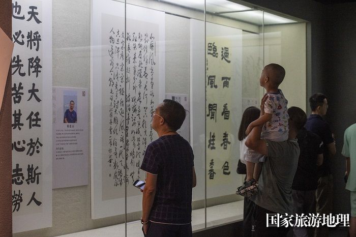 14、2023年8月13日，市民群众在广西梧州市博物馆国展书法家精品展上观展。（何华文）