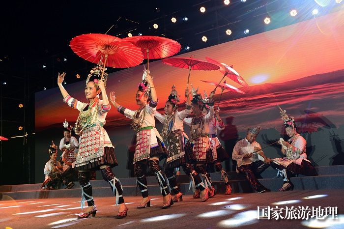 8月19日晚上，群众在贵州省从江县丙梅街道銮里风情园参加从江县都柳江文化走廊——乡村周末大舞台高增乡专场大型民族文化展演活动。7