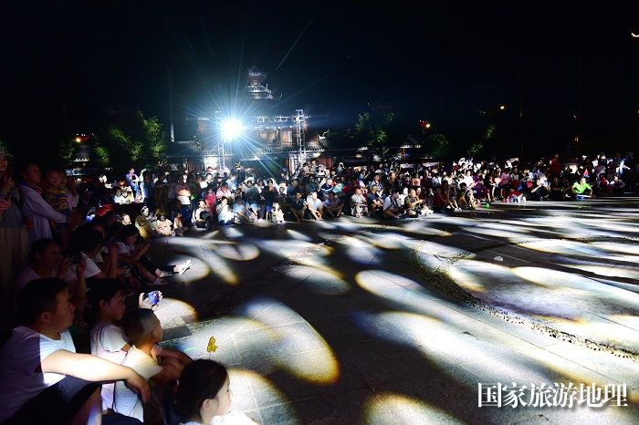 8月19日晚上，群众在贵州省从江县丙梅街道銮里风情园参加从江县都柳江文化走廊——乡村周末大舞台高增乡专场大型民族文化展演活动。12