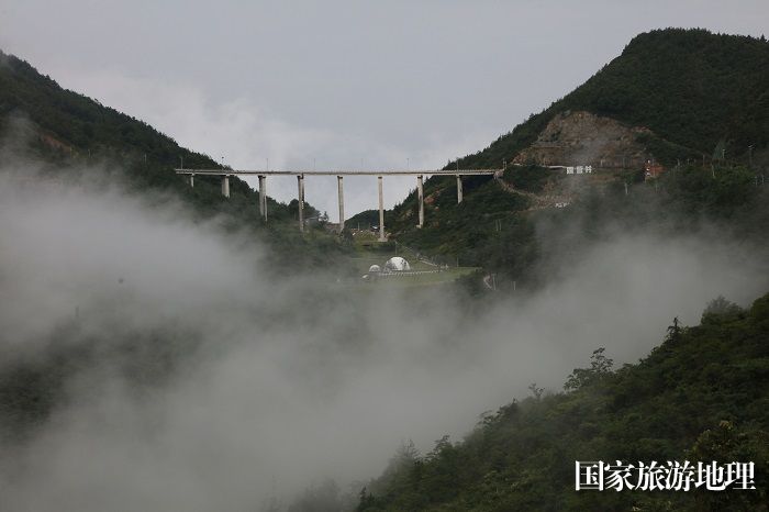 图7：巫山云雨康养美丽景观路云中天桥。2023年8月8日，摄于重庆巫山云雨康养景观路。唐金生摄