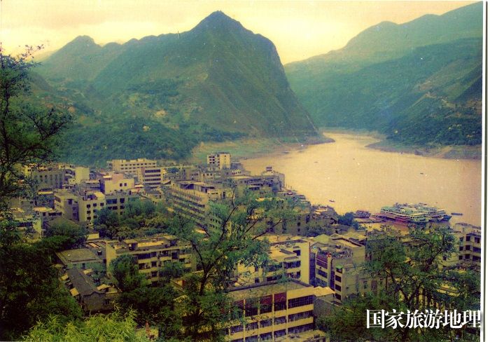 图1：巫峡与大宁河交汇处的“蜀东壮县”巫山县城有2000多年历史。图左系“八景”中的“宁河晚渡”、“澄潭秋月”和“神女庙”遗址；山峰为道教祖师张三丰从教过的道教圣地文峰观。唐金生摄