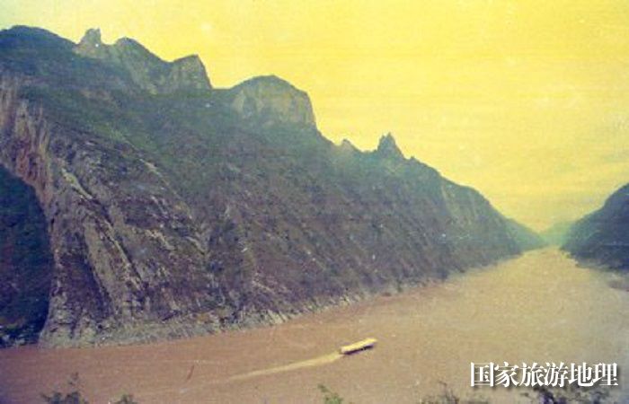 图4：壮丽的巫峡左岸从左至右系十二峰中高耸云天的神女峰、松峦峰、集仙峰（俗名剪刀峰）。唐金生摄