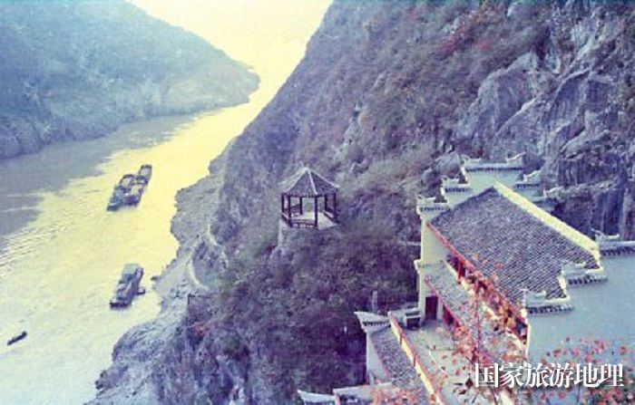 图12：巫峡西口左岸陆游洞，因陆游曾游过此洞故名，图为洞口建筑风貌。唐金生摄