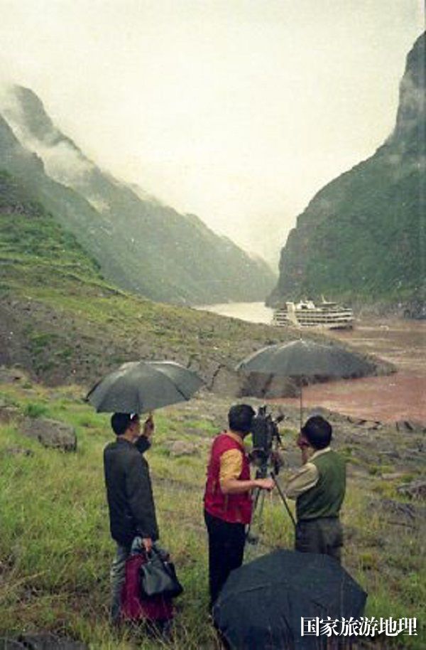 图20：《大三峡》摄制组要留下三峡过去的美丽与辉煌，正在巫峡青石摄录黄金水道和飞凤峰嘴上的信号台及授书台、神女庙遗址。唐金生摄