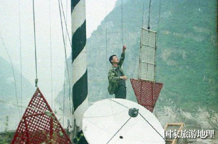 图27：神女峰下青石信号台，风风雨雨几十年为行船导航保安全立下了汗马功劳，事迹突出，以此为题材创作《巫山云雨》电影并获大奖，名声远播。图为信号台搬迁前最后为行船导航。唐金生摄