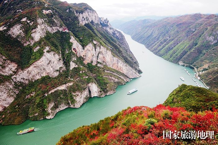 图31：祖国山河多壮丽！新三峡黄金水道生态优美，巫峡呈现“一江碧水、两岸青山、三峡红叶、四季云雨、旅游兴旺”如诗如画的景象。唐金生摄