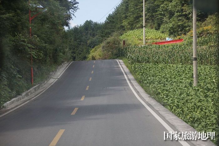 图2：渝东门户巫山渝鄂美丽的省际道“白改黑”。2023年8月6日，摄于重庆巫山红椿土家族乡。唐金生