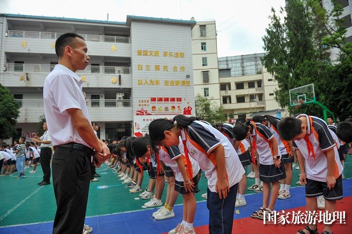 2023年9月8日，在贵州省黔东南苗族侗族自治州从江县丙妹镇中心小学，老师接受学生行拜师礼。 (1)