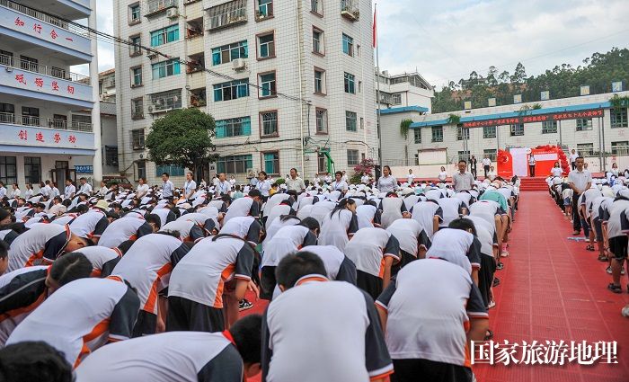2023年9月8日，在贵州省黔东南苗族侗族自治州从江县丙妹镇中心小学，老师接受学生行拜师礼。 (4)