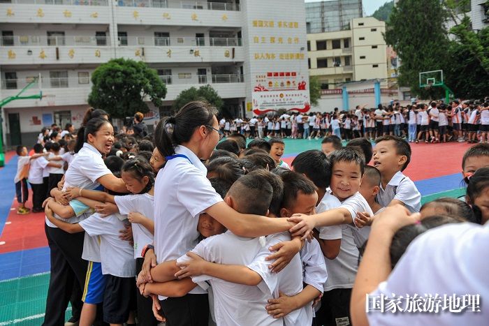 2023年9月8日，在贵州省黔东南苗族侗族自治州从江县丙妹镇中心小学，老师接受学生拥抱。 (2)