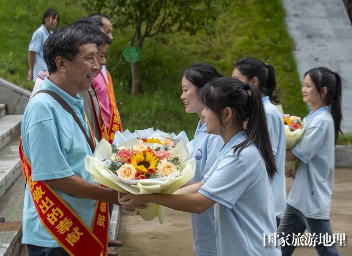 7、2023年9月8日，在广西梧州商贸学校，学生为老师们送上鲜花和拥抱，表达感恩之情。（何华文）