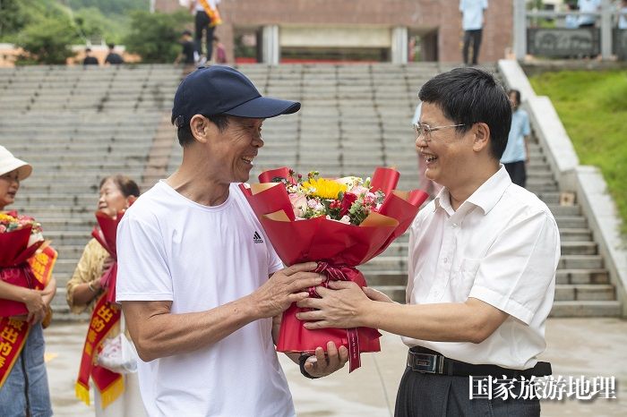 10、2023年9月8日，在广西梧州商贸学校，学生为老师们送上鲜花和拥抱，表达感恩之情。（何华文）