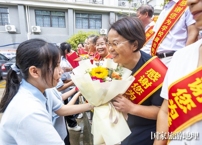 18、2023年9月8日，在广西梧州商贸学校，学生们手捧鲜花、整齐列队，热情地为老师们送上了鲜花和拥抱。（何华文）