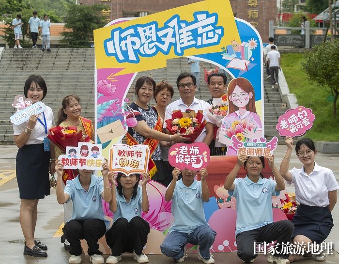 14、2023年9月8日，在广西梧州商贸学校，退休老前辈们和部分学校师生合影。（何华文）