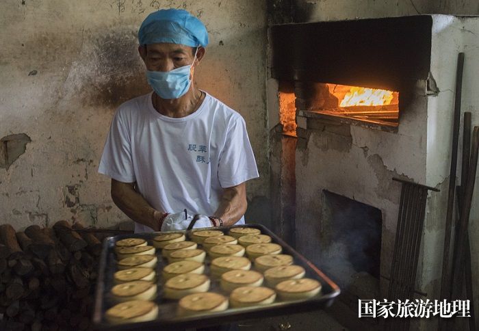 2023年9月9日，江西省婺源县段莘乡酥月糕点厂员工烤制出炉的酥月。