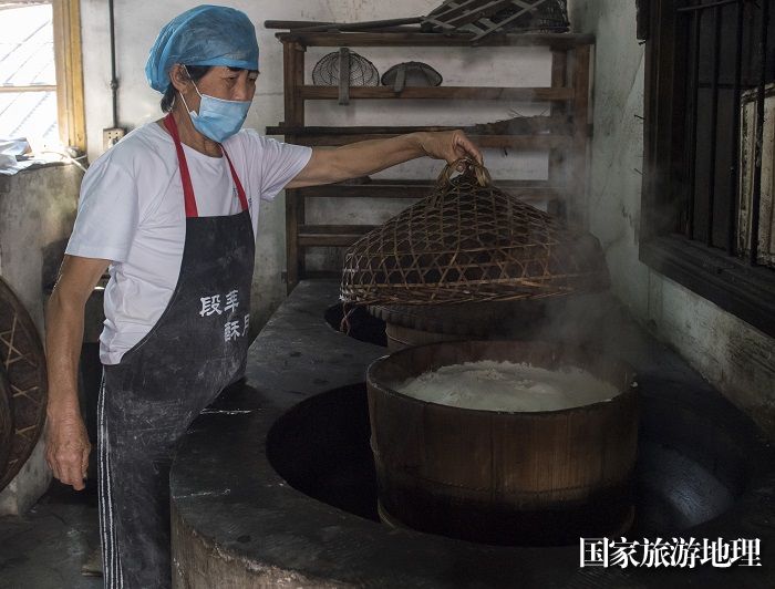 2023年9月9日，江西省婺源县段莘乡酥月糕点厂员工用木饭甑蒸面粉。