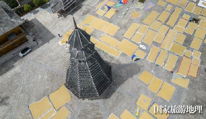 2023年9月18日，贵州省从江县高增乡小黄侗寨村民在晾晒稻谷。 (18)