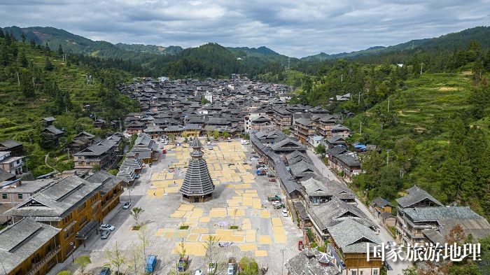 2023年9月18日，贵州省从江县高增乡小黄侗寨村民在晾晒稻谷。 (24)