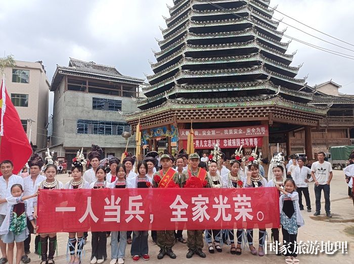 图为  谷坪乡五一村欢送新兵现场