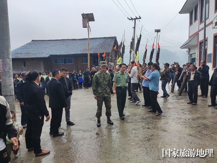 图为  加勉乡加模村吹芦笙欢送新兵现场