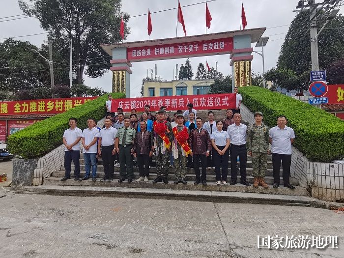 图为  庆云镇干部群众与新兵合影留念现场