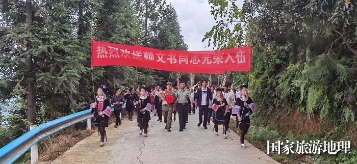 图为  停洞镇老寨村欢送入伍新兵现场