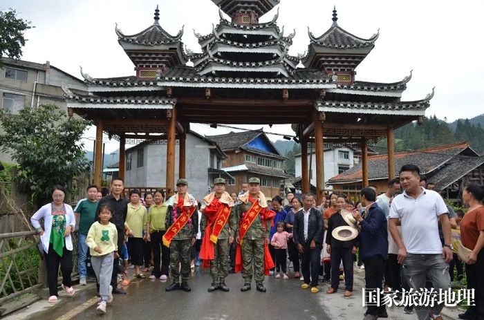 图为  往洞镇高传村欢送新兵现场