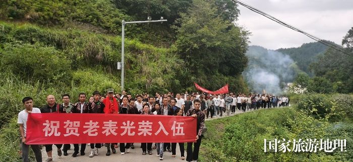 图为  往洞镇增盈村欢送新兵现场