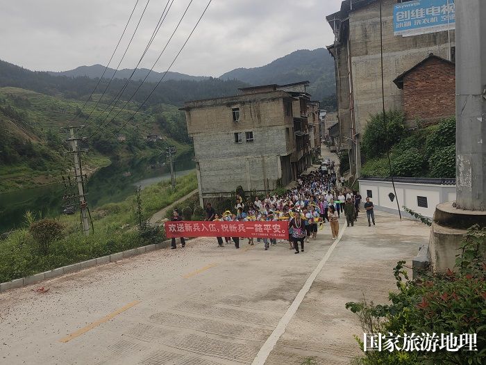 图为下江镇欢送新兵现场