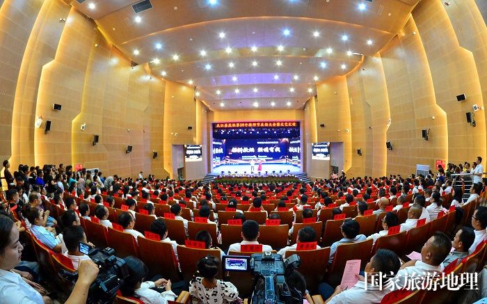2023年9月13日，观众在贵州省从江县观看庆祝第39个教师节表扬大会暨文艺汇演。 (1)