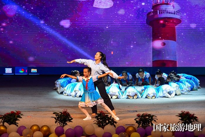 2023年9月13日，老师们在贵州省从江县举办庆祝第39个教师节表扬大会暨文艺汇演中进行表演。 (3)