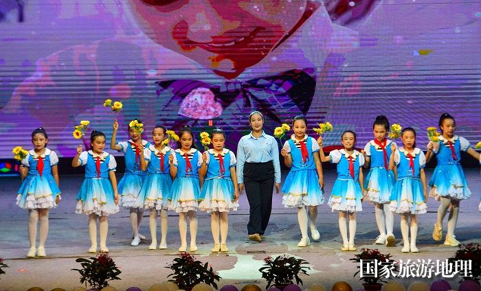 2023年9月13日，老师们在贵州省从江县举办庆祝第39个教师节表扬大会暨文艺汇演中进行表演。 (5)