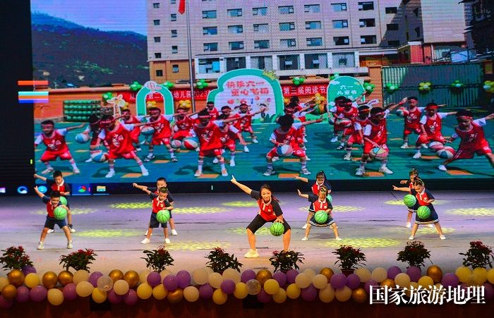 2023年9月13日，老师们在贵州省从江县举办庆祝第39个教师节表扬大会暨文艺汇演中进行表演。 (9)