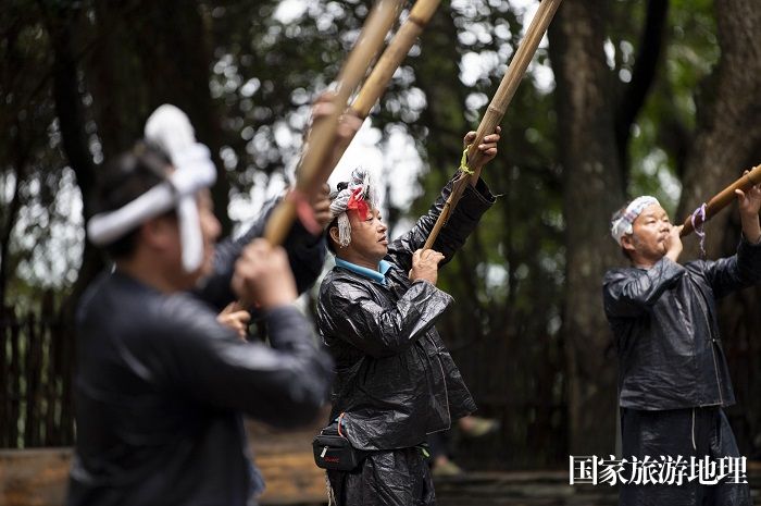 2023年9月13日，贵州省从江县丙妹镇岜沙苗寨的村民在为游客表演民族舞蹈。_DSC6320_1