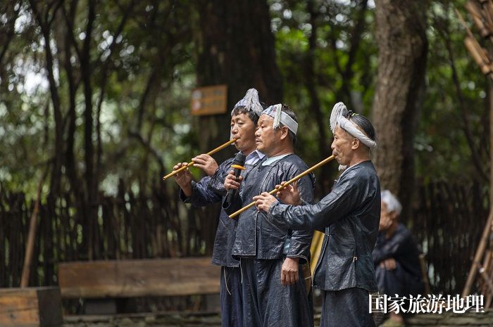 2023年9月13日，贵州省从江县丙妹镇岜沙苗寨的村民在为游客演唱苗笛歌。_DSC6179
