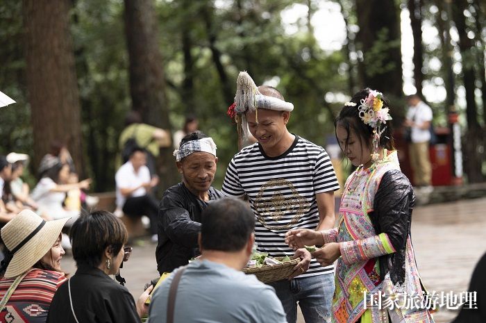 2023年9月13日，游客在贵州省从江县丙妹镇岜沙苗寨参与婚俗互动。_DSC6202