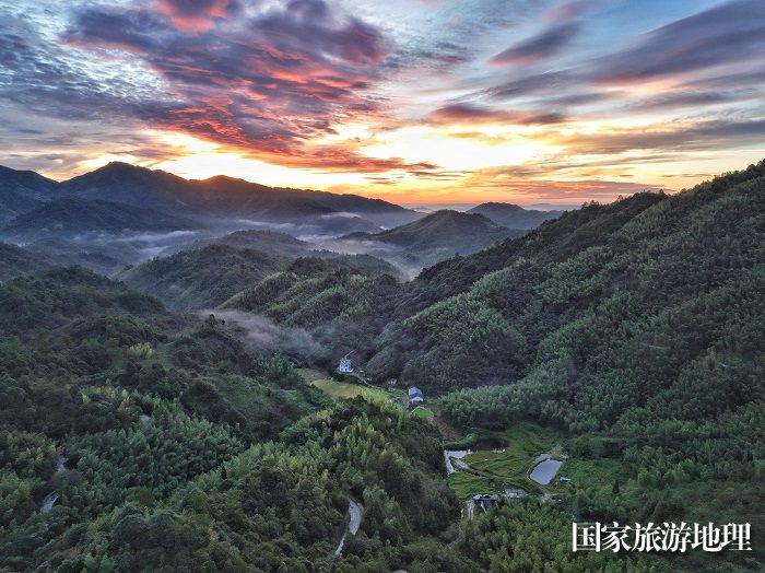 美丽的思顺乡新地村的晨曦。