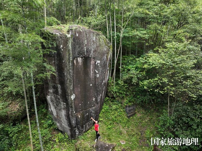 崇义县思顺乡《茶寮碑》,岩石上留有王阳明石刻碑文真迹，为当地重要文物。