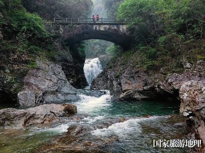 当地有条桶江河，峡谷间龙潭瀑布，颇为壮观