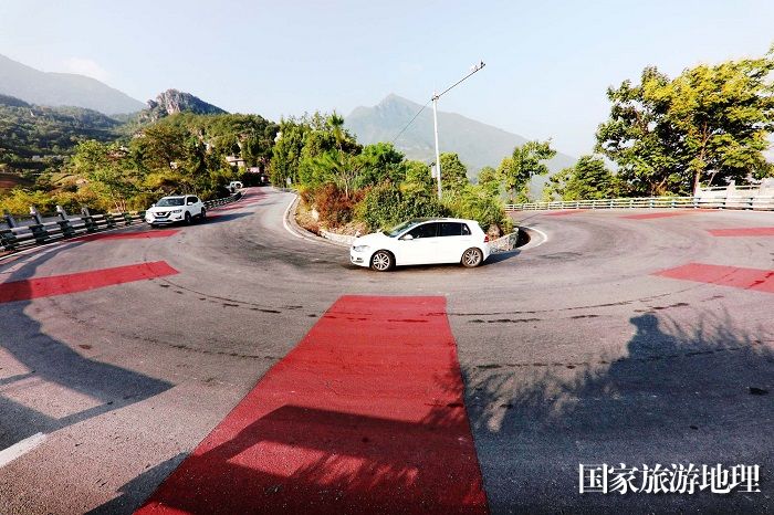 图1：巫山四好农村路为国家全域旅游示范区旅游发展做出贡献。2023年9月24日，摄于重庆巫山农村。唐金生摄