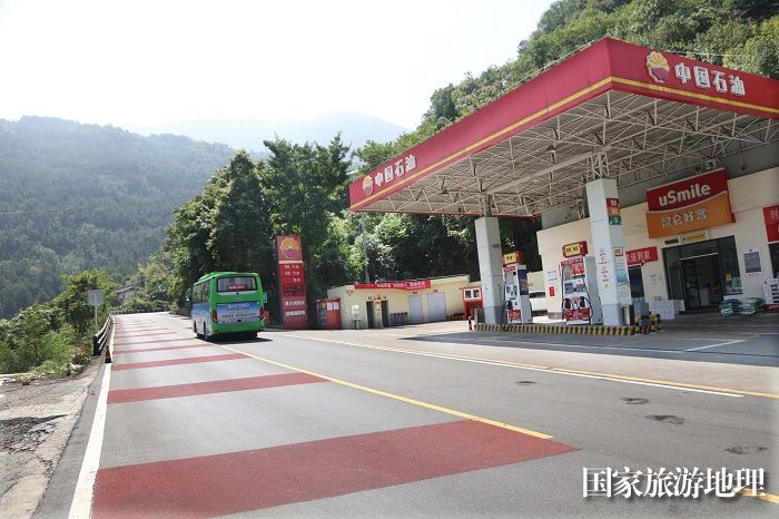 图9：农村加油站成为四好农村路运输的助推器。2023年9月24日，摄于重庆巫山农村。唐金生摄