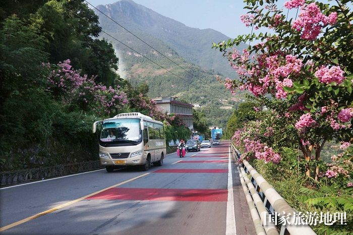 图12：生态优美的四好农村路惠及游客旅客及村民。2023年9月24日，摄于重庆巫山农村。唐金生摄