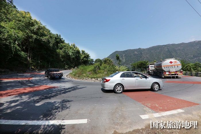 图13：四好农村路成为乡村振兴的基础条件。2023年9月24日，摄于重庆巫山农村。唐金生摄