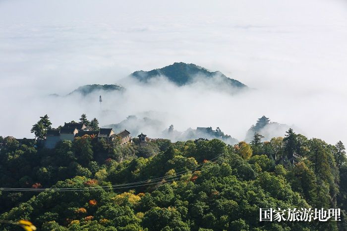 01——10月7日拍摄的甘肃省平凉市崆峒山雨后云海美景。