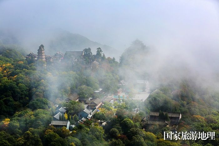 02——10月7日拍摄的甘肃省平凉市崆峒山雨后云海美景。