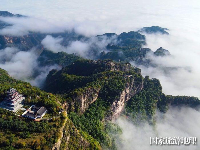 08——10月7日拍摄的甘肃省平凉市崆峒山雨后云海美景（无人机照片）。