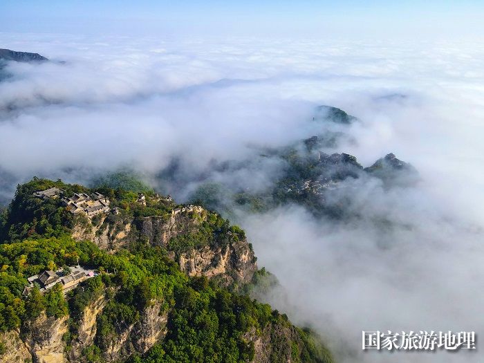 11——10月7日拍摄的甘肃省平凉市崆峒山雨后云海美景（无人机照片）。