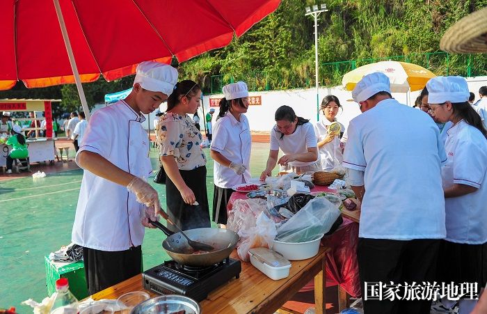 2023年9月27日，贵州省从江县第二民族中学举办第一届美食节，学生正在现场烹制美食。  (7)